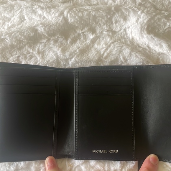 Small Michael Kors Wallet - Picture 6 of 8